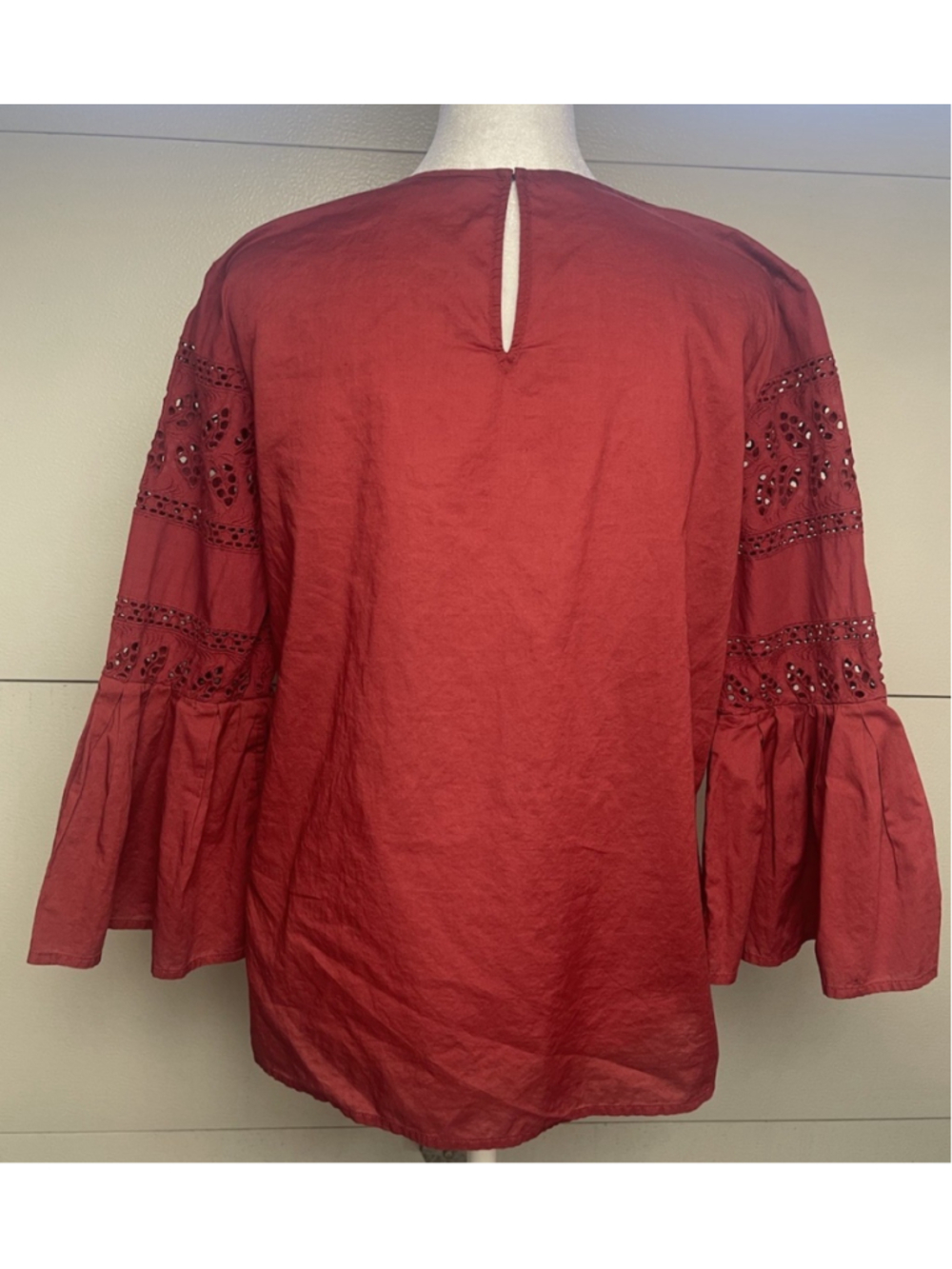 Express Women Red Round Neck Eyelet Bell 3/4 Sleeve Keyhole Blouse Medium - Picture 3 of 8